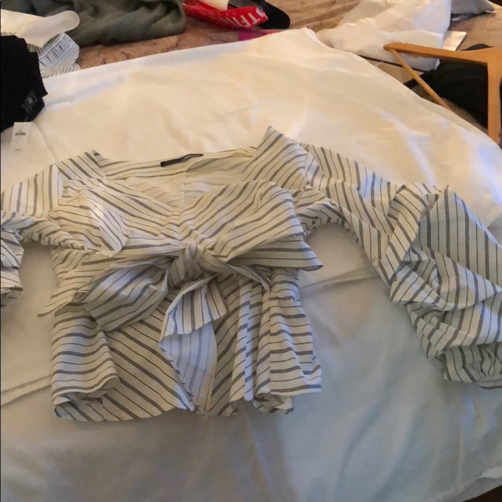 White House Black Market blouse w/ruffled sleeves
